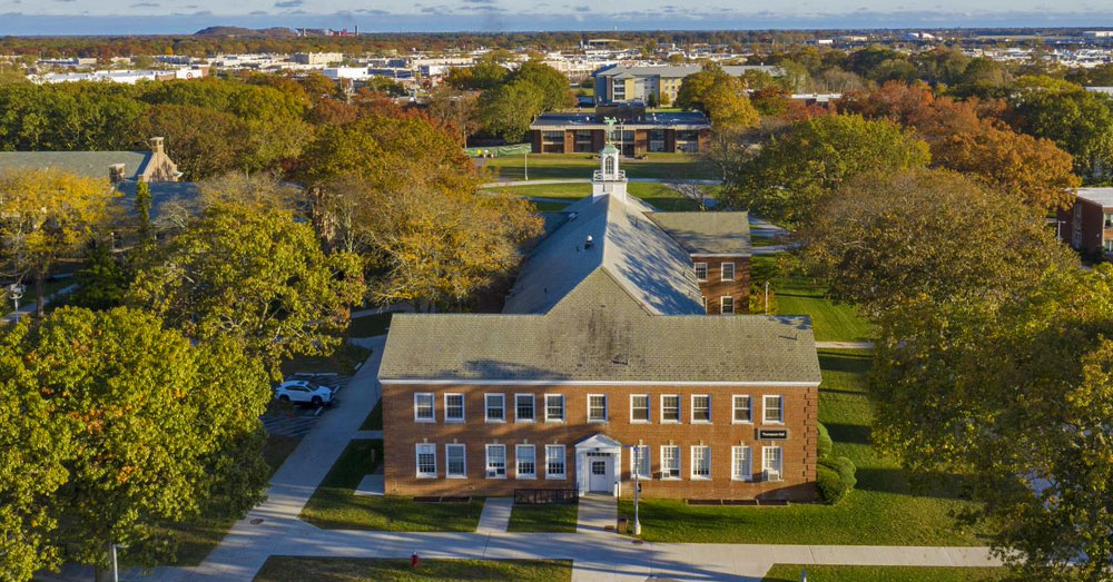 Aerial view of Farmingdale State College campus and building.